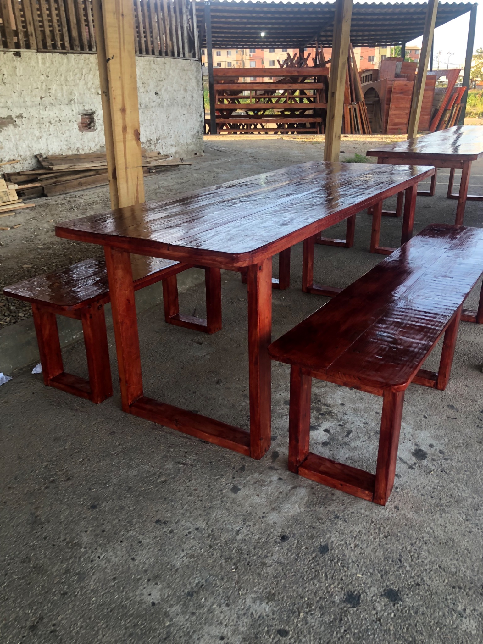 Mesa de madeira com bancos