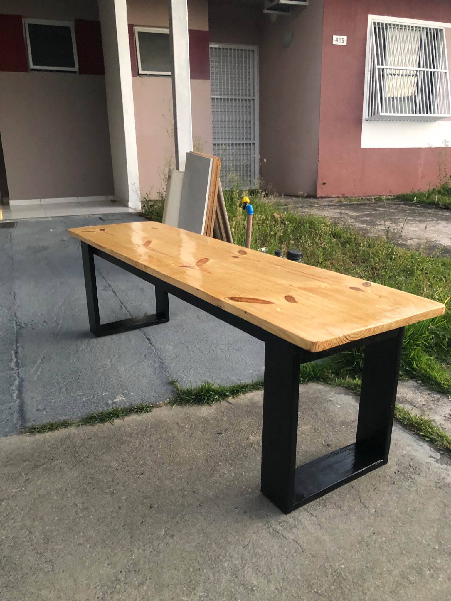 Mesa com tampo de madeira e base preta